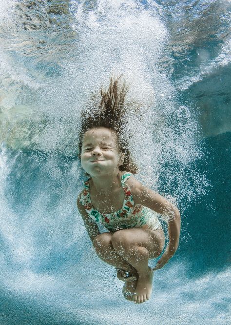 Swimmer Photoshoot, Girl Under Water, Kids At The Beach, Gopro Underwater, Swimming Photography, Swimming Photos, Underwater Portrait, Swimmers Life, Pool Photography