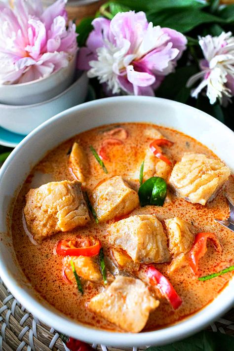 This easy Thai red curry fish recipe with cod is a light and flavorful dish with aromatic spices and a creamy coconut base. Whether you're a seafood enthusiast, a Thai food lover, or want an easy and quick weeknight dinner, this recipe is it! Ready in 15 minutes! #thaicodcurry #thaifishcurry #thairedcurry #thaifishcurries #thairedfishcurryrecipe #thairedfishcurryrecipes Thai Red Curry Fish Recipe, Red Curry Fish Coconut Milk, Thai Red Curry Cod, Thai Cod Fish Recipes, Weeknight Fish Dinner, Coconut Curry Cod Fish Recipes, Thai Fish Curry Recipe, Fish Red Curry, Sea Bass Curry