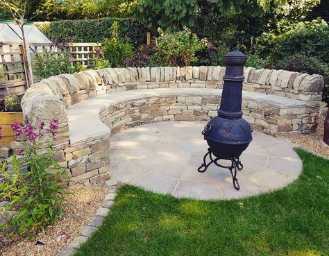 Curved dry stone seat. Drystone Walling, Built In Garden Seating, Curved Patio, Stone Walls Garden, Wall Bench, Landscape Curbing, Raised Patio, Garden Pond Design, Dry Stone Wall