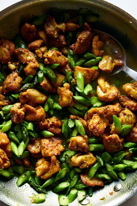 Chicken With Asparagus, Asparagus Stir Fry, Turmeric Black Pepper, Black Pepper Chicken, Chicken Asparagus, Pepper Chicken, Nyt Cooking, Chicken Stuffed Peppers, Asparagus Recipe