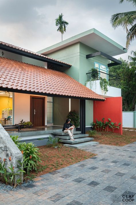 Small House Design Kerala, Chettinad House, Kerala Traditional House, Kerala Architecture, Modern Tropical House, Tropical House Design, Courtyard House Plans, Tropical Architecture, Kerala House Design