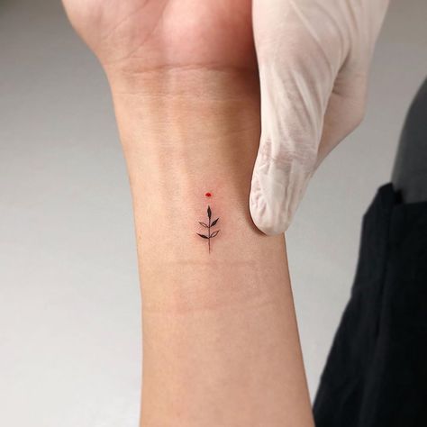 Considering a small wrist tattoo? We have pictures of dozens of tiny wrist tattoos to inspire your next design. Simple Wrist Tattoos, Side Wrist Tattoos, Unique Small Tattoo, Tiny Wrist Tattoos, Tattoos Infinity, Cool Wrist Tattoos, Tattoos For Black Skin, Small Tattoos Simple, Forearm Tattoo Women