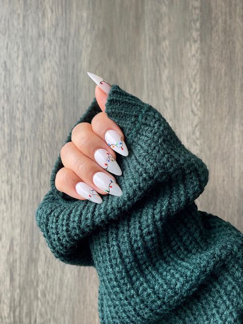 Cute Neutral Christmas Nails, Christmas Light Nails Design, Christmas Nail Inspo 2024, Cute Simple Nails Christmas, Festive Winter Nails, Christmas Lights On Nails, Hawaii Christmas Nails, Christmas Light Nail Designs, 2024 Christmas Nails