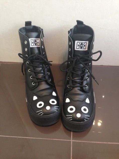 Cat shoes from T.U.K Cat Boots, Kawaii Shoes, Cat Fashion, Cooler Look, Grunge Goth, Pop Punk, Crazy Shoes, Cat Clothes, Moto Boots