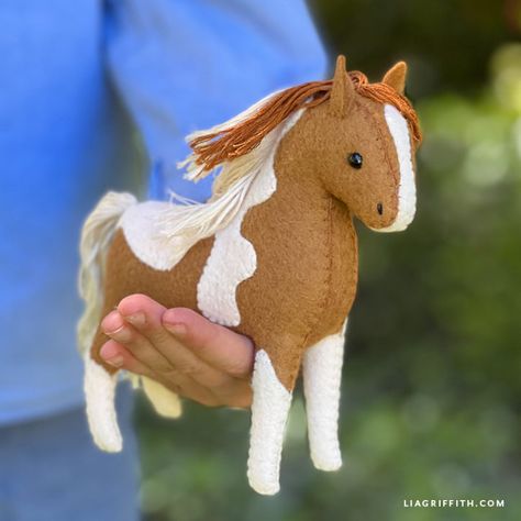 Horse Sewing Pattern Free, Felt Horse Pattern, Stuffie Pattern, Lia Griffith Felt, Felt Horse, Plush Horse, Horse Pillow, Quilting Designs Patterns, Horse Crafts