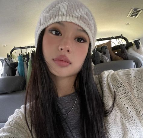 Asian Makeup Looks, Beanie Outfit, 사진 촬영 포즈, Cute Makeup Looks, Makeup Eye Looks, Aesthetic People, Jairzinho, Asian Makeup, Pretty Selfies