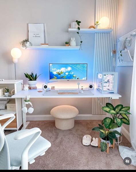 White Desk Setup, Small Desk Organization, Bright Minimalist, Cozy Desk, College Room Decor, Cozy Home Office, Minimalist Desk, Desk Inspiration, Dream Apartment Decor