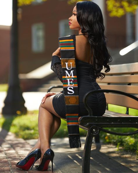 Graduation Shoot Ideas, Graduation Ceremony Outfit, Graduation Outfits For Women, Nursing School Graduation Pictures, Graduation Pic Ideas, Nursing Graduation Pictures, College Graduation Photoshoot, College Graduation Pictures Poses, Graduation Look