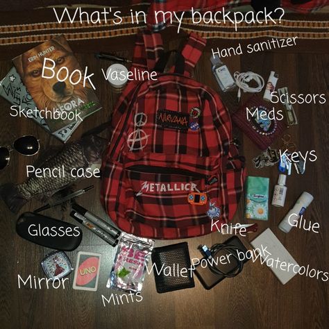 Things To Put In Your Backpack List, What I Have In My Backpack, What’s In My Bookbag, Grunge Backpacks For School, What’s In My Bag Grunge, What’s On My Bag, Bag Tour Grunge, Decorating School Bag, How To Decorate Backpack