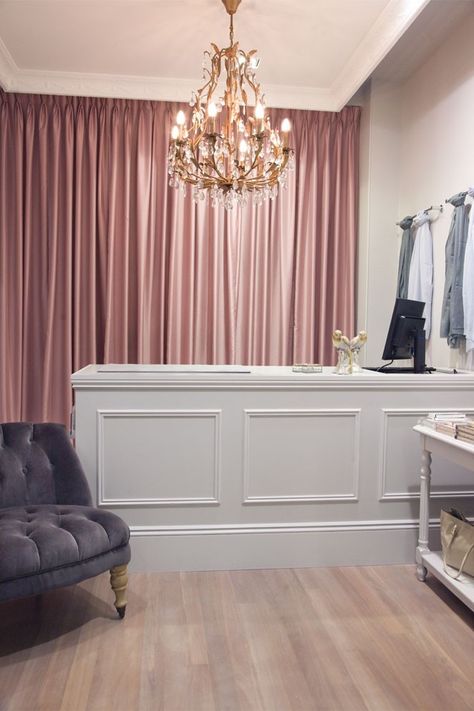 bridal shop Boutique Dressing Room, Bridal Shop Interior, Bridal Boutique Interior, Salon Interior Design Ideas, Interior Design Color Schemes, Hair Salon Interior, Salon Suites, Interior Design Color, 카페 인테리어 디자인