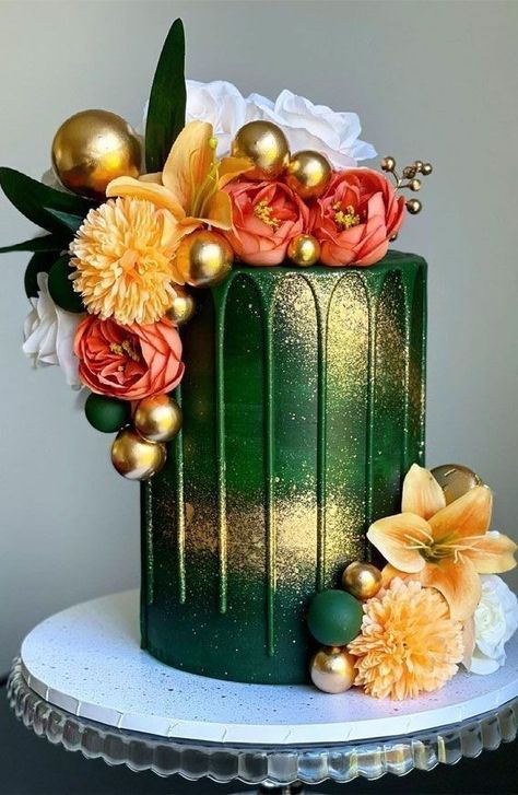 Pretty Cake Designs, Emerald Cake, Pretty Cake Ideas, Green Birthday Cakes, Colorful Birthday Cake, Cake With Flowers, Gold Birthday Cake, Green Birthday, Pretty Cake