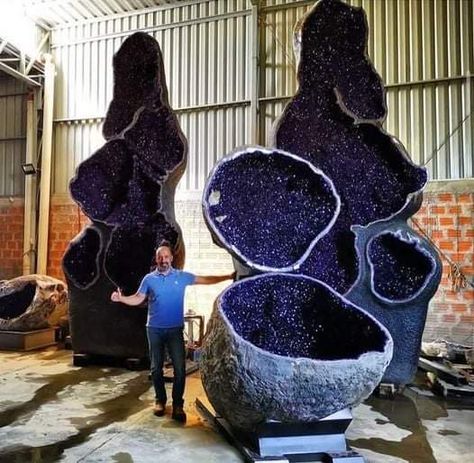 These amethyst geodes are freakin' huge! - Imgur Huge Crystal, Amethyst Cathedral, Pretty Rocks, Cool Rocks, Amethyst Geode, Mineral Stone, Amethyst Cluster, Minerals And Gemstones, Rocks And Gems