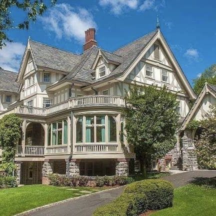 Cottage Mansion Aesthetic, Aesthetic House Exterior Victorian, Cottagecore Victorian House, Boho Home Exterior Dream Houses, Vintage Mansion Aesthetic Exterior, House Design Aesthetic Exterior, Inside A Victorian Home, Detailed Home Exterior, Dream House Vintage Exterior