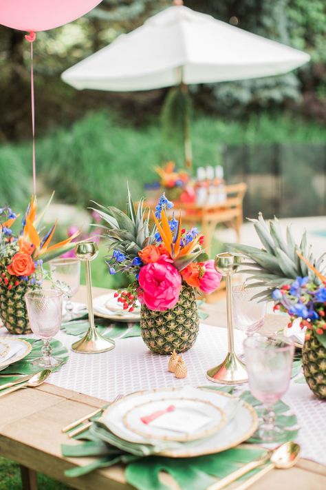 Tropical Party Table Setting, Pool Party Table Decor, Luau Table Setting, Pool Baby Shower Ideas, Tropical Bridal Shower Ideas, Tropical Thanksgiving, Outdoor Summer Party Decorations, Tropical Table Setting, Pineapple Pool Party