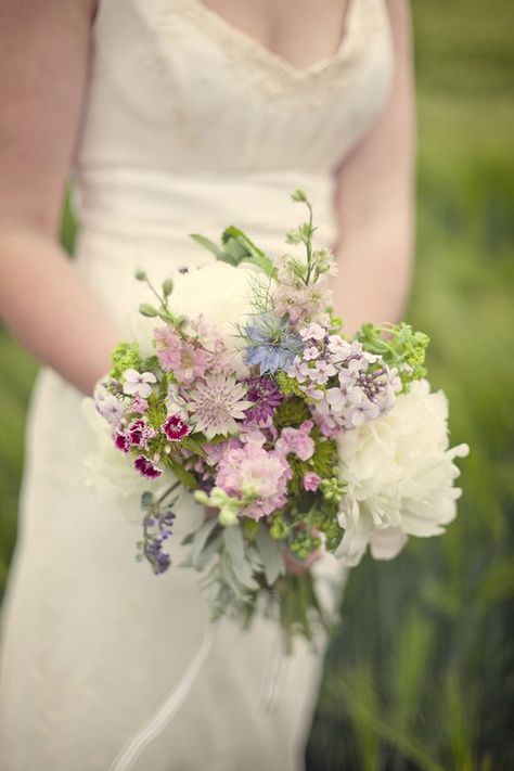 Bouquet Champetre, Country Garden Weddings, British Flowers, Rustic Wedding Bouquet, A Bouquet Of Flowers, Cut Flower Garden, Summer Wedding Colors, Wildflower Bouquet, Wildflower Wedding