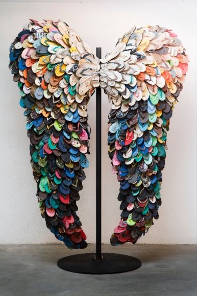 ART: Alfredo and Isabel Aquilizan's Last Flight, 2009, used slippers and metal stand, 107.3 x 77.2 inches/275 x 198 cm | contemporary art | modern art | original artwork | Filipino art | Filipino artists Flip Flop Art, Vitrine Design, Hantverk Diy, Folding Origami, Trash Art, Charcoal Drawings, Recycled Art, Button Art, Sculpture Installation