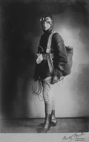 elsa_fallskarm21 Female Aviator, Female Pilots, Female Pilot, Amelia Earhart, Aviators Women, Vintage Aviation, Aviation History, Great Women, Farm Girl