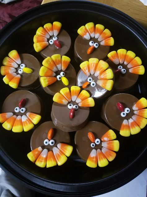 Thanksgiving Treat Tray, Turkey Chocolate Covered Oreos, Chocolate Covered Oreo Turkeys, Orange Chocolate Covered Oreos, Thanksgiving Dipped Oreos, Chocolate Covered Oreos Thanksgiving, Thanksgiving Cake Pucks, Halloween Oreos Chocolate Covered, Thanksgiving Chocolate Covered Oreos