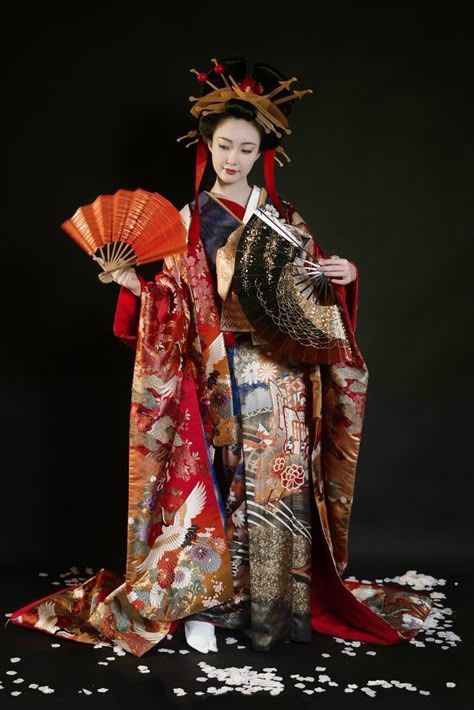 Japanese Empress Kimono, Traditional Japanese Clothing Woman, Mafia Lady, Kimono Outfit Japanese, Pretty Kimonos, Folklore Fashion, Kimono Traditional, Kimono Gallery, Japanese Traditional Clothing