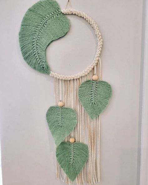 Macrame Idea, Diy Wall Hanging Yarn, Macrame Leaves, Green Macrame, Art Macramé, Macrame Wall Hanging Tutorial, Macrame Plant Hanger Tutorial, Leaves Wall Art, Macrame Plant Hanger Patterns