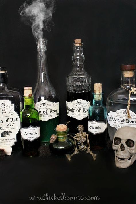 Make your own spooky Apothecary jars for Halloween with these FREE printable labels Spooky Apothecary, Halloween Apothecary Jars, Motor Balap, Halloween Potion Bottles, Halloween Apothecary, Witch Room, Easy Diy Halloween Decorations, Halloween Printables Free, Blair Witch