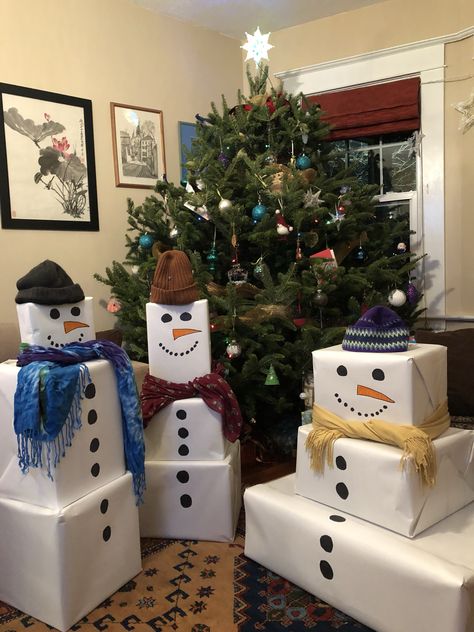 Snowman Wrapping Presents, Snowman Packages Christmas Gifts, Christmas Gift Snowman Boxes, Snowman Out Of Boxes, Snowman Gift Wrapping Ideas, Snowman Boxes Christmas, Snowman Wrapped Presents, Snowman Christmas Presents, Snowman Presents Tower