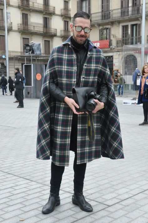 Mens Cloak Fashion, Mens Cape, Cape Fashion, Best Mens Fashion, Androgynous Fashion, Men Street, Outfit Casual, Men Winter, Mens Street Style