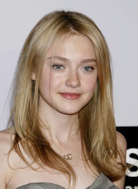 Small Room Design Bedroom, Dakota Fanning, Celebrity Look Alike, Girls Characters, Cottage Core, Diva, Actresses, Celebrities, Beauty