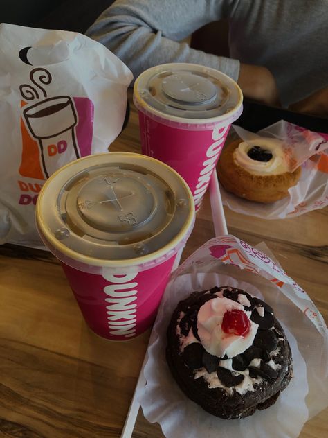 Donuts, Dunkin Donuts🍩 Dunkin Donuts Aesthetic, Donuts Dunkin, Comidas Aesthetic, Dunkin Donut, Iphone Wallpaper Classy, Kitty Art, Coffee Dates, 23rd Birthday, Starbucks Coffee Recipes