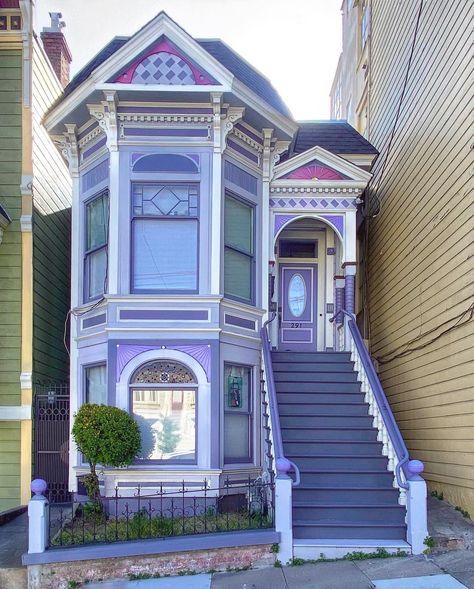 Houses Victorian, San Francisco Victorian Houses, Painted Lady House, Warm Home Aesthetic, San Francisco Architecture, Victorian Style Homes, San Francisco Houses, New Orleans Homes, Warm Home