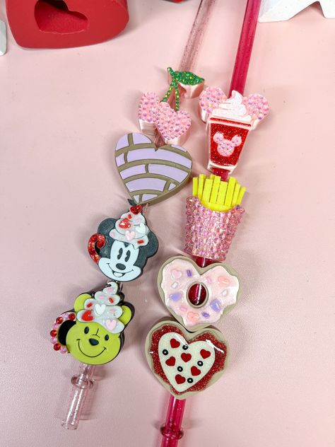 Straw Toppers Diy, Straw Valentine, Toppers Diy, Straw Toppers, Valentines Day Food, Valentine's Day, Straw, Valentines Day, Charms