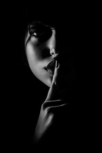 Shhhhhh Low Key Portraits, Portret Feminin, Low Key Photography, Shadow Photography, Photographie Portrait Inspiration, Black And White Portraits, Dark Photography, Creative Portraits, Black White Photos