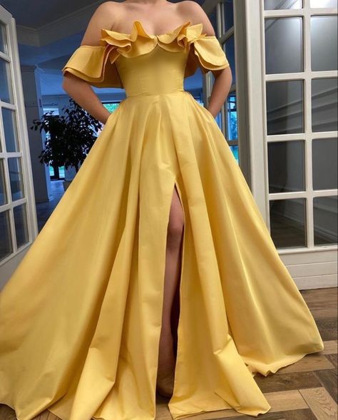 Yellow Gown, Teens Dresses, White Mini Dress Outfit, Prom Dresses Yellow, Prom Dresses With Pockets, Simple Prom Dress, Prom Dresses For Teens, Ball Gowns Evening, Wedding Summer