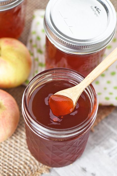 How to make homemade apple jelly with just 3 ingredients. Easy canning recipe with no pectin added, and it's delicious on toast and biscuits! #adventuresofmel #applejelly #easyrecipes #canning #homemade #nopectin #howtomake #applerecipes Red Delicious Apples Recipes, Apple Jelly Recipe, Fruit Paste, Recipe Using Apples, Preserving Recipes, Easy Canning, Home Canning Recipes, Apple Jelly, Sweet Breakfast Treats