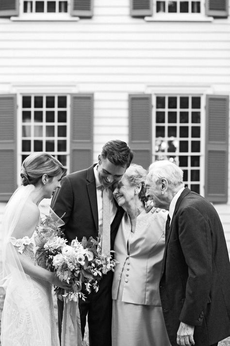 Family Wedding Photos, Wedding Portrait Poses, Wedding Picture Poses, Candid Wedding Photos, Wedding Photography Styles, Wedding Photos Poses, Wedding Engagement Photos, Wedding Photography Poses, Wedding Mood