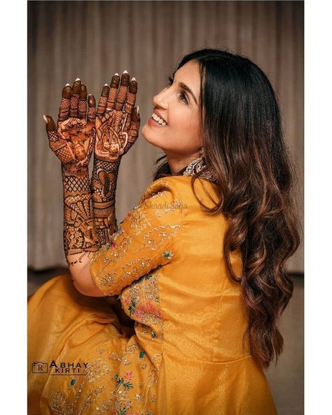 Mehendi Photography Bridal, Mehendi Photoshoot, Shiny Doshi, Bridal Mehendi Designs Wedding, Bride Fashion Photography, Mehandi Outfits, विवाह की दुल्हन, Mehendi Photography, Haldi Ceremony Outfit