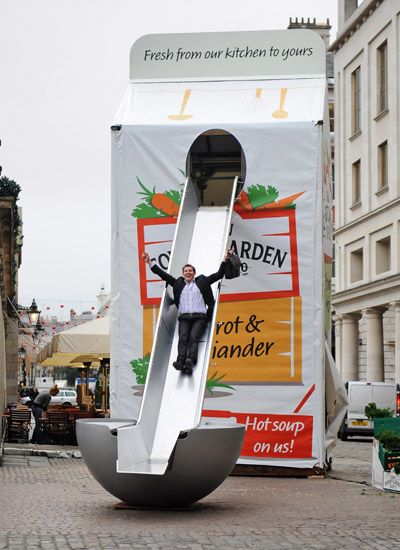 Giant soup carton arrives in Covent Garden- For every person down the ladle slide a bowl of soup was donated to the a homeless person. Interactive Campaign Ideas, Brand Activation Ideas, Terrazas Chill Out, Experiential Marketing Events, Guerrilla Advertising, Marketing Activations, Brand Activations, Good Advertisements, Covent Garden London