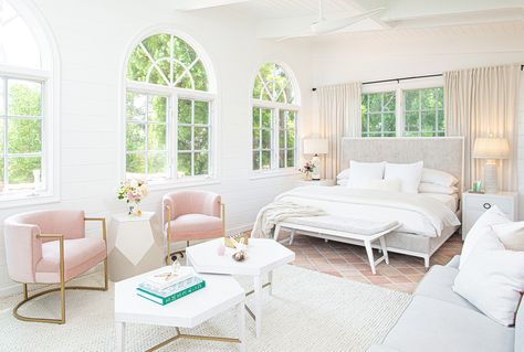 Miranda Kerr Shows Off the Airy Malibu Home She shares with Husband Evan Spiegel and 3 Boys Miranda Kerr Home, Malibu House, Simple Fireplace, All White Room, Malibu Home, House Deck, Universal Furniture, Tiny Apartment, Cozy Place