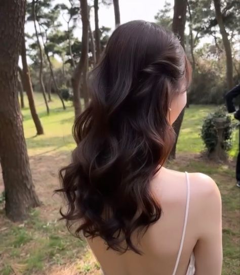 Debut Hairstyles, Asian Wedding Hair, Grad Hairstyles, Curled Prom Hair, Simple Prom Hair, Guest Hair, Graduation Hairstyles, Wedding Guest Hairstyles, Prom Hairstyles For Long Hair