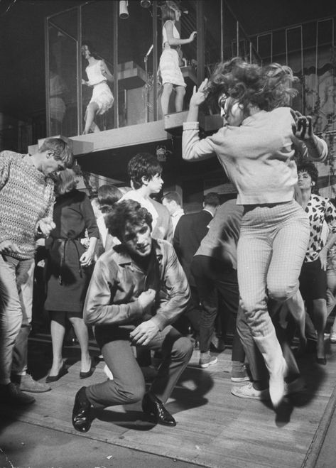 Cage Dancer, Whiskey A Go Go, Go Go Dancing, Dancing People, Whisky A Go Go, Mod Art, Vintage Dance, Gogo Dancer, Lindy Hop