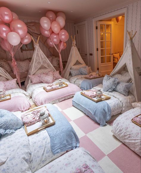 13th Birthday Slumber Party Ideas, 13th Birthday Sleepover Ideas, Tent Slumber Party, Sweet 16 Sleepover, Sleepover Friends, Bachelorette Sleepover, 12th Birthday Party Ideas, Diy Fort, Teen Sleepover Ideas