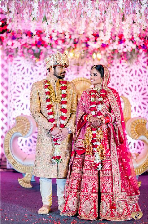 #wedding #realwedding #weddingblog #love #wedding2019 #couplegoal #cutecouple #happy #smile Shadi Pose, Jaimala Designs, Jai Mala, Wedding By The Beach, Groom Pics, Indian Wedding Pictures, Bridal Wedding Lehenga, Indian Bride Photography, Goa Wedding