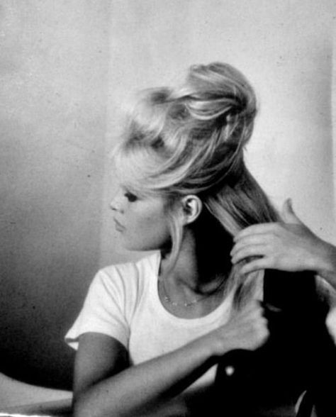 Woman Brushing Hair, Brigitte Bardot Hair, Brushing Hair, Bardot Hair, Hair Brushing, French Icons, Bridgette Bardot, 1960s Hair, Bridget Bardot