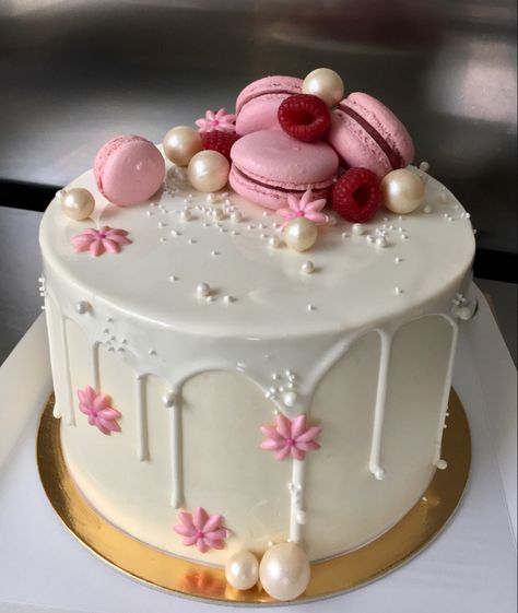 Pink Birthday Cake With Macaroons, Cake With Macaroons On Top, Cake Decorations With Macarons, Macaroon Cake Ideas, Birthday Cakes With Macarons, Birthday Cake Macarons Decoration, Macroon Cake Ideas, Macaron Cake Ideas, Birthday Cake With Macarons On Top