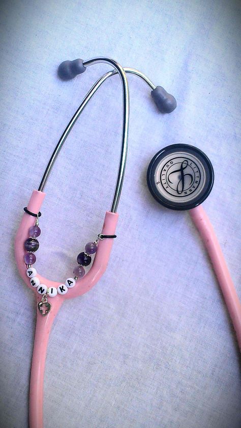 Stethescope jewelry! Stethoscope Decoration Ideas, Diy Stethoscope Id Tag, Cute Stethoscope, Best Stethoscope, Stethoscope Accessories, Er Doctor, Personalized Stethoscope, Name Chain, Stethoscope Charms