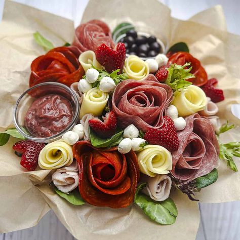 How To Make A Charming Charcuterie Flower Bouquet (with Video) - Maplevine Kitchen Charcuterie Flowers, Burrata Bruschetta Recipe, Charcuterie Bouquet, Press Cookies, Chocolate Covered Blueberries, Cranberry Mustard, Easy Bruschetta Recipe, 50 Cake, Beautiful Boards