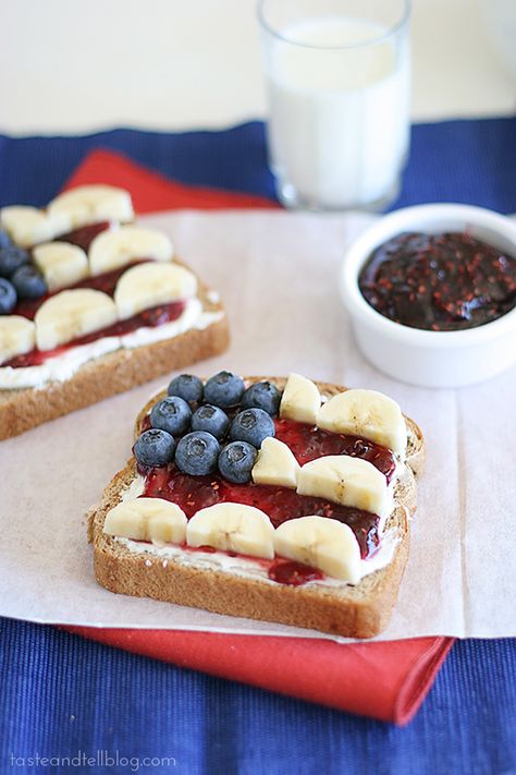 4th-of-July-Toast-recipe-taste-and-tell-1 Healthy Desayunos, Breakfast Sandwich Recipes, Patriotic Food, Fourth Of July Food, Breakfast Toast, Banana Recipes, 4th Of July Party, July Party, Best Breakfast