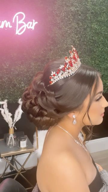 Dama Hairstyles Updo, Quinceanera Hair Styles With Crown, Sweet 16 Updo Hairstyles, Quince Hairstyles With Crown Bun, Quince Hair Bun, Quinceanera Hairstyle, Xv Hair, Burgundy Quince, Rapunzel Quince