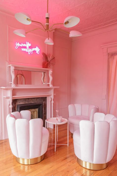 Pink Podcast Setup, Pink Store Design, Girly Podcast Aesthetic, Pink Podcast Aesthetic, Pink Podcast Studio, Girly Podcast, Podcast Studio Design Home, Podcast Aesthetic Studio, Podcast Aesthetics