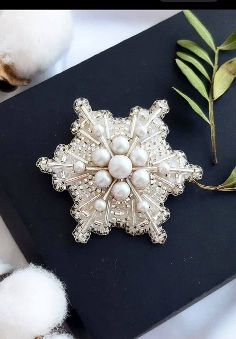 Christmas Beading Patterns Free, Beaded Christmas Ornaments Patterns Free, Beaded Christmas Ornaments Diy, Snowflake Beads, Beads Magic, Beaded Snowflake, Tambour Beading, Pearl Crafts, Hand Beaded Embroidery